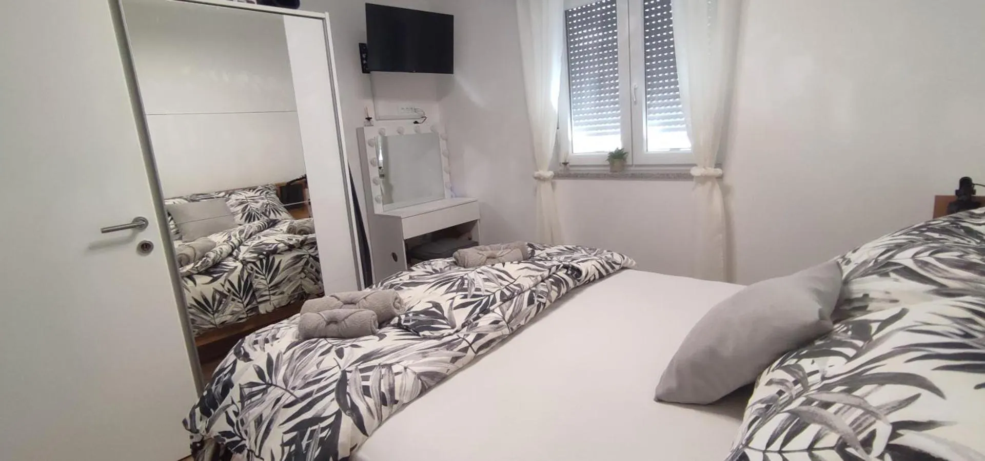Sunny Oasis Apartment - High Ground Floor With Sunny Terrace & Private Garden!! Medulin
