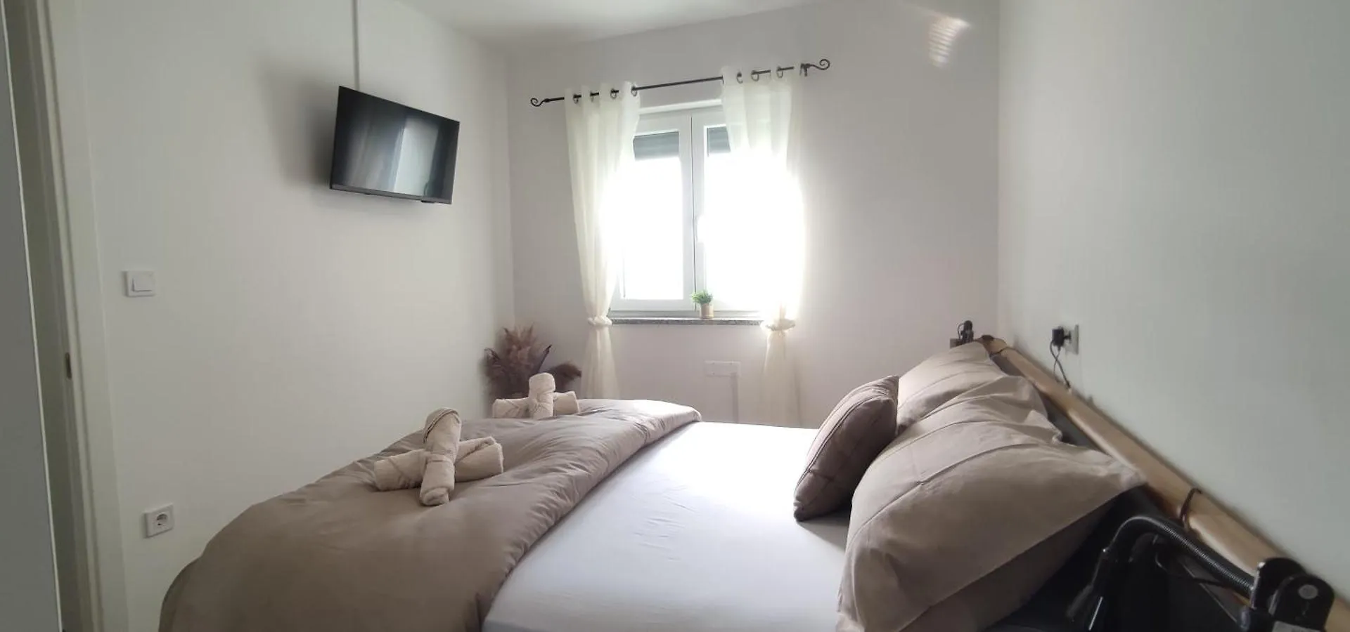 Sunny Oasis Apartment - High Ground Floor With Sunny Terrace & Private Garden!! Medulin