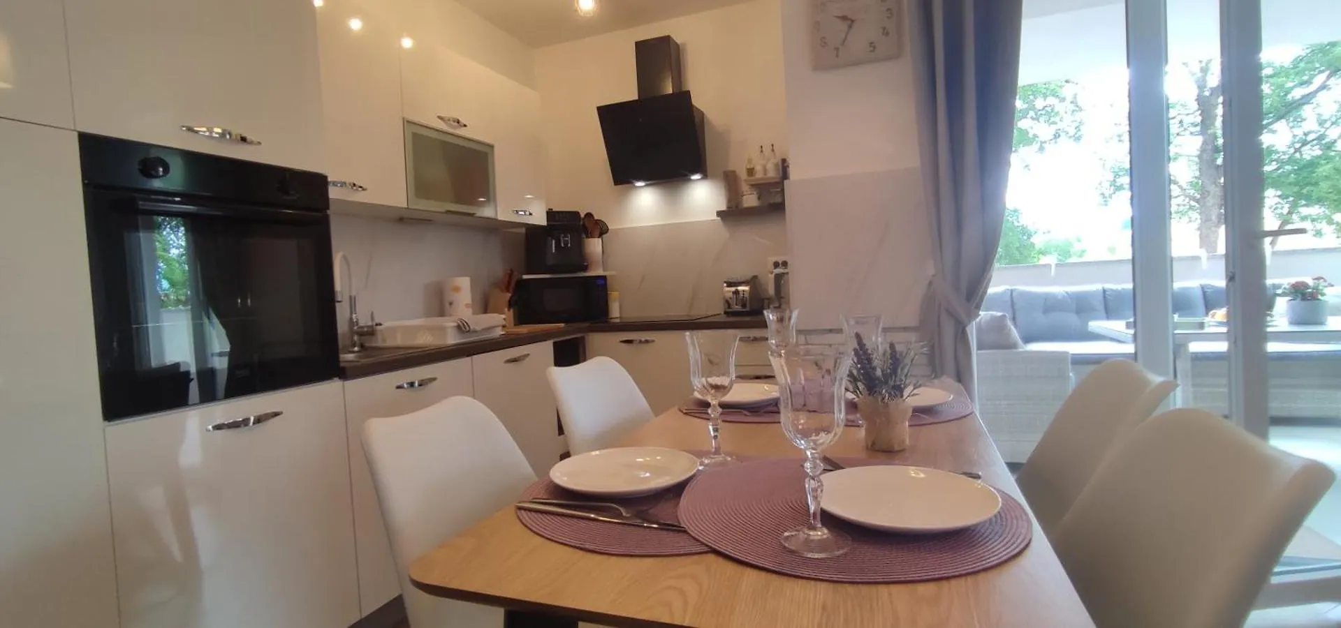 Sunny Oasis Apartment - High Ground Floor With Sunny Terrace & Private Garden!! Medulin 0*,  Croatia