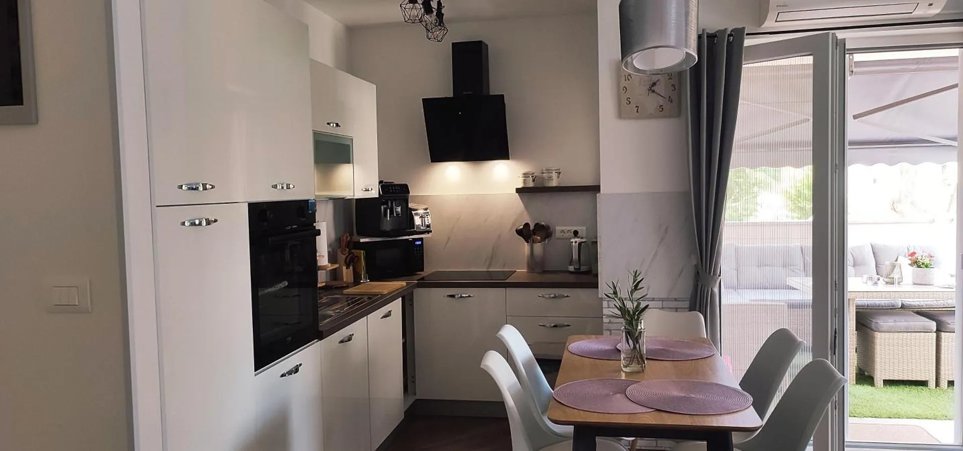 Sunny Oasis Apartment - High Ground Floor With Sunny Terrace & Private Garden!! Medulin 0*,