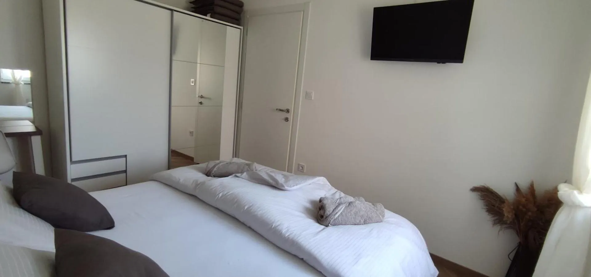 Sunny Oasis Apartment - High Ground Floor With Sunny Terrace & Private Garden!! Medulin Croatia