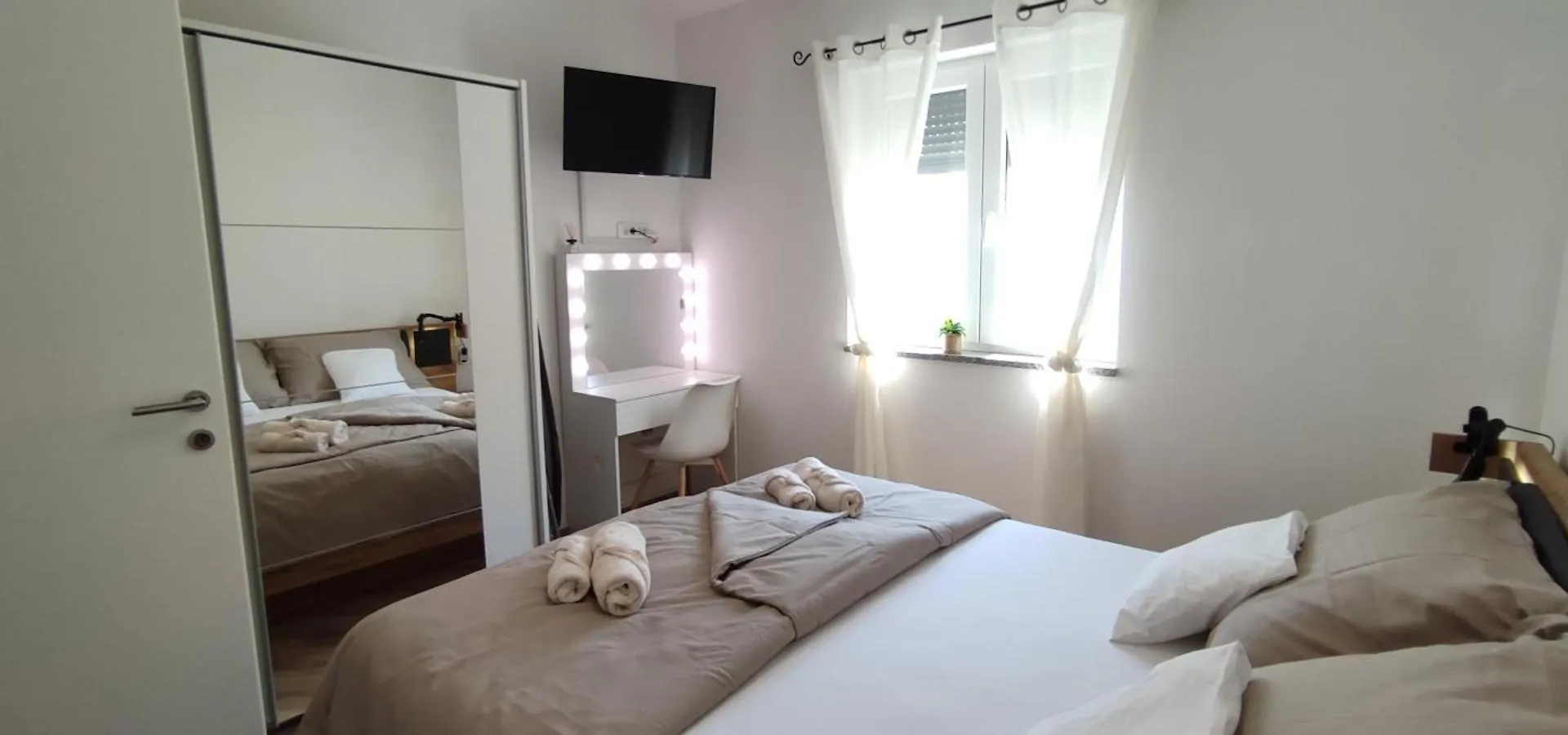 Sunny Oasis Apartment - High Ground Floor With Sunny Terrace & Private Garden!! Medulin 0*,