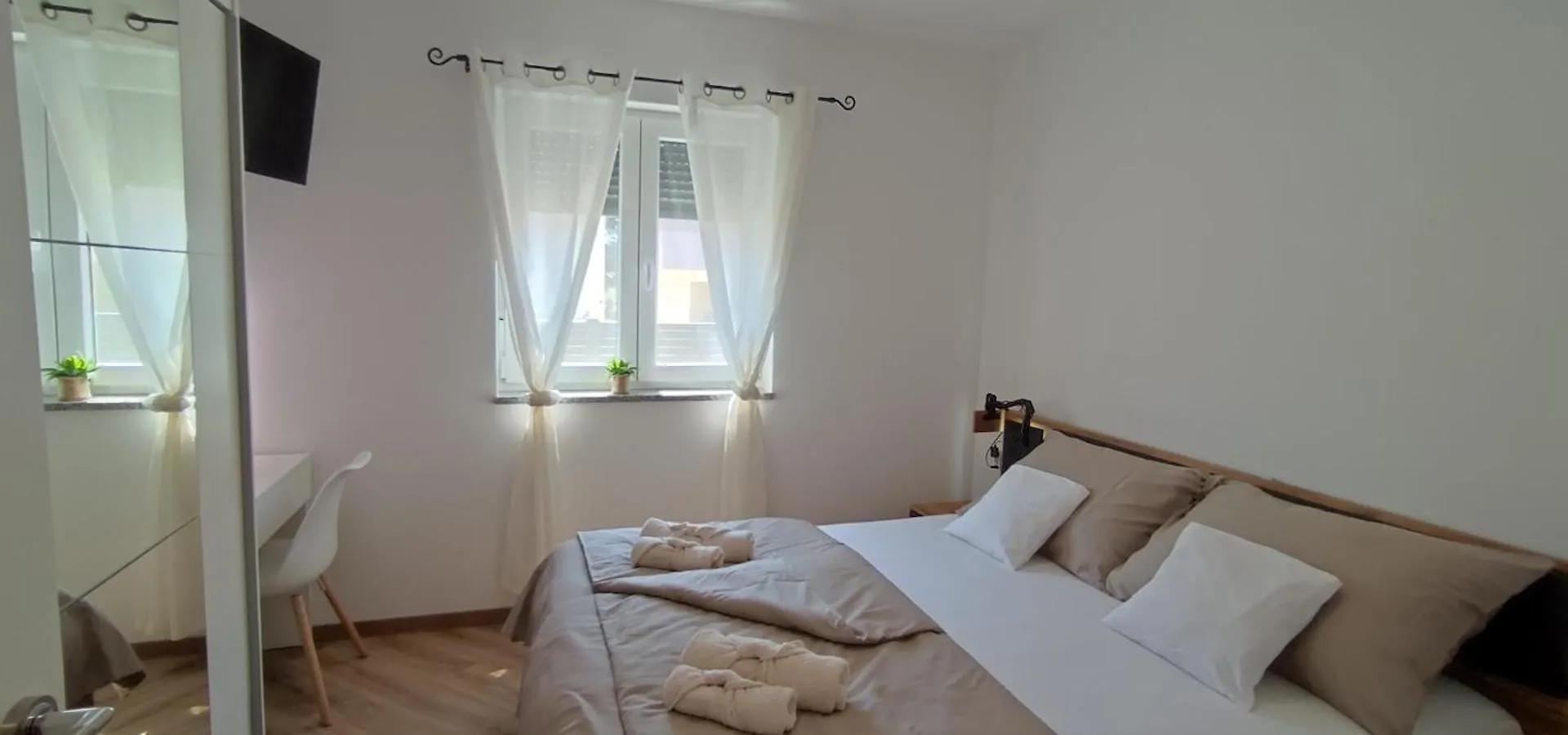 Sunny Oasis Apartment - High Ground Floor With Sunny Terrace & Private Garden!! Medulin Croatia