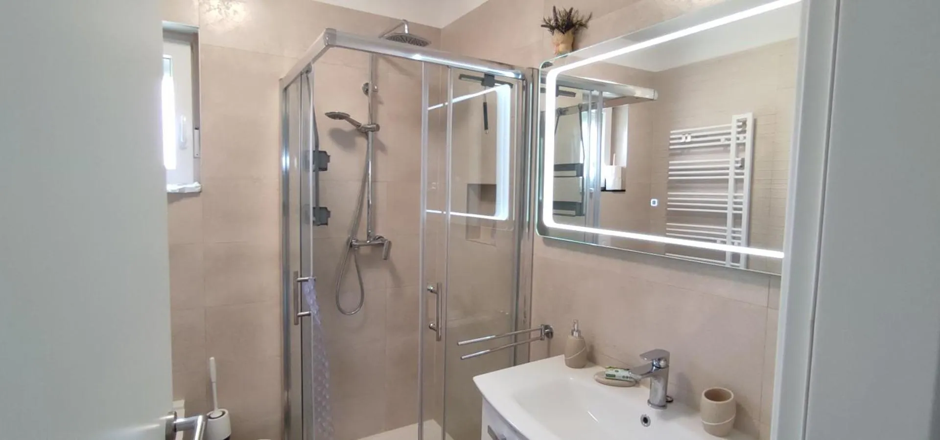 Sunny Oasis Apartment - High Ground Floor With Sunny Terrace & Private Garden!! Medulin