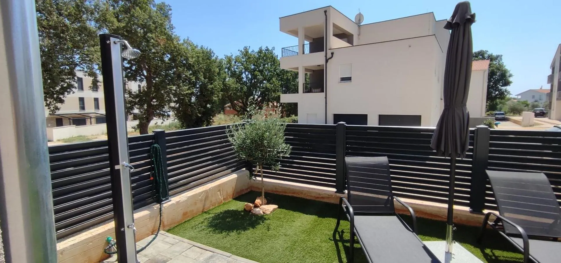 Sunny Oasis Apartment - High Ground Floor With Sunny Terrace & Private Garden!! Medulin Croatia